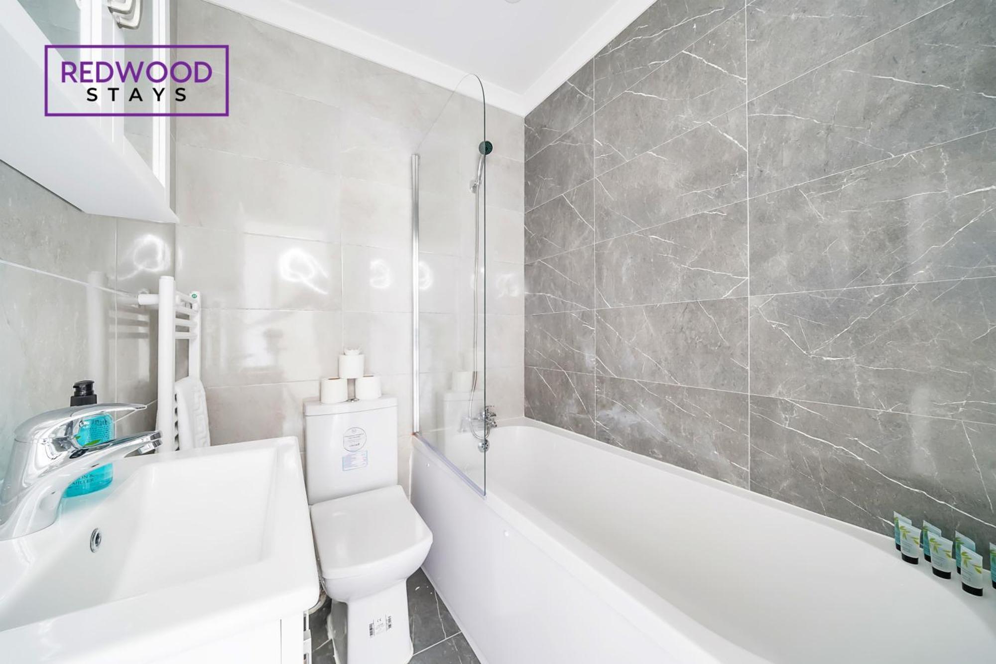 Brand New, 2 Bed 1 Bath, Modern Town Center Apartment, Free Wifi & Netflix By Redwood Stays Aldershot Extérieur photo